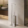 Piantana WC Zeus satinata in acciaio inox con portasciugamani, portarotolo e scopino – Metaform